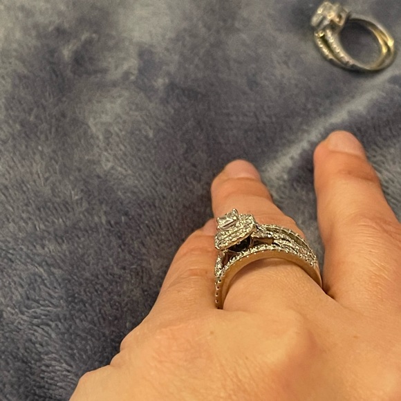 Vera Wang Love Engagement Ring and Bands - Picture 5 of 17